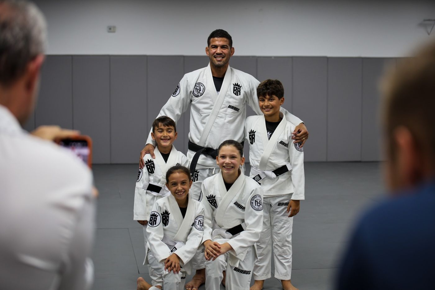 A Brabus Academy family poses with head coach Léo Santos after class